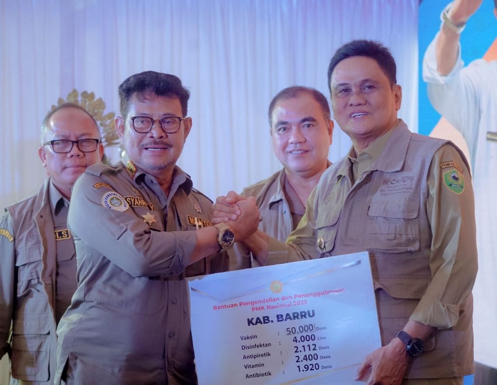 Kick Off Vaksinasi PMK Nasional 2023, Mentan RI Hadir di Barru dan Disambut Oleh Bupati