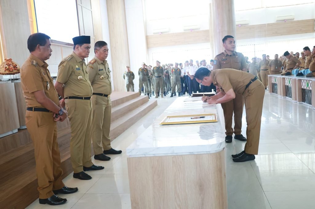 Disaksikan Oleh Bupati Barru, Kepala OPD, Staf Ahli, Kabag dan Camat Tandatangani Perjanjian Kinerja