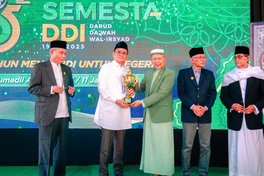 Bupati Barru terima Penghargaan atas Kontribusi dan Dedikasi pada DDI Mangkoso