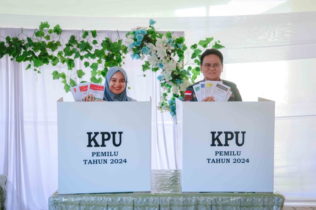 Bupati Barru Bersama Putri dan Menatunya Menyalurkan Hak Pilihnya di TPS 23 Kelurahan Sumpang Binangae Kecamatan Barru Kabupaten Barru