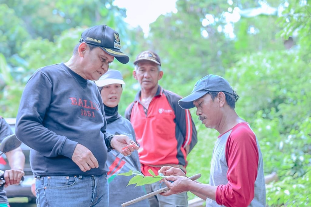 Menyambut HUT Ke-64 Kabupaten Barru, Bupati Barru Pimpin Kerja Bakti di Lokasi Allatirenge Kelurahan Sepee Kecamatan Barru