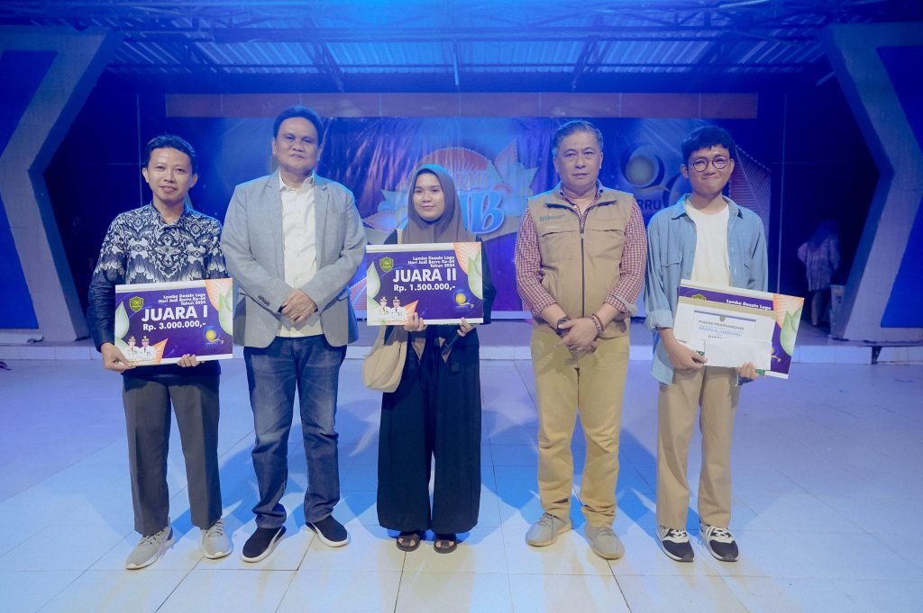 Bupati Barru Serahkan Hadiah Pemenang Lomba Sayembara Logo Hari Jadi Barru Ke 64 tahun 2024