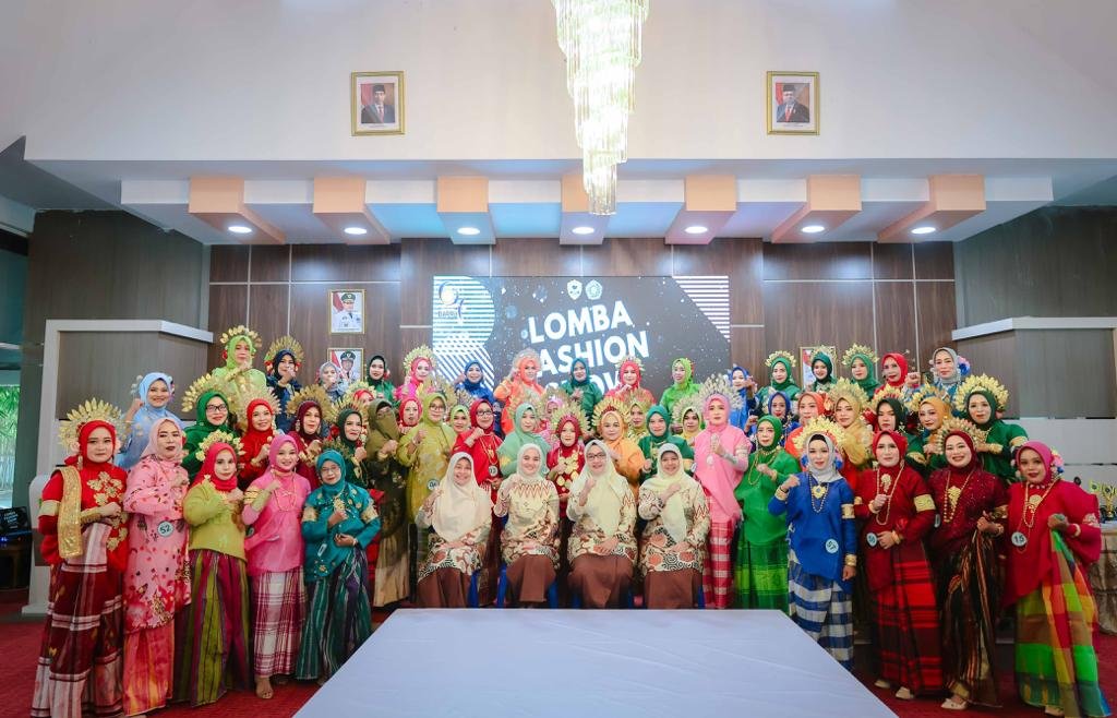 Menyambut Hari Jadi Barru Ke-64, TP PKK Kabupaten Barru menggelar Lomba Fashion Show Baju Bodo To Riolo Antar Ketua TP PKK Kecamatan, Desa dan Kelurahan