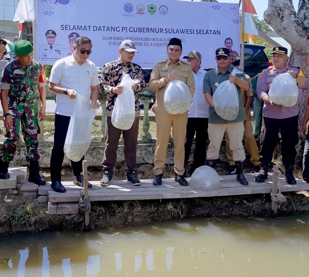 Dukung Kedaulatan Pangan, Bupati Barru bersama Pj Gubernur Sulsel Tebar Benih Ikan Nila 10ribu pada Rangkaian Hari Jadi Kabupaten Barru Ke 64