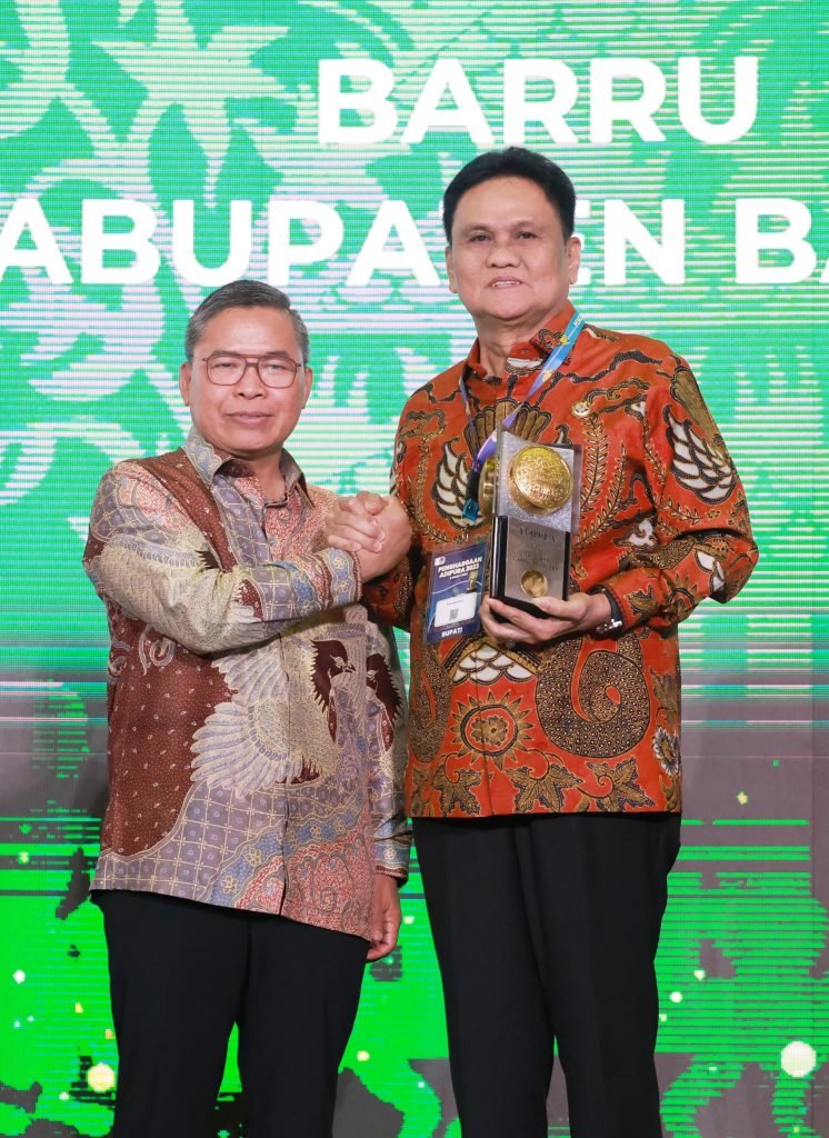 Pemkab. Barru Kembali Menerima Penghargaan Piala Adipura Kategori Kota Kecil dari Kementerian Lingkungan Hidup dan Kehutanan RI