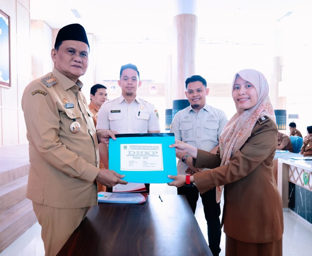 Bupati Barru serahkan SPPT dan DHKP PBB-P2 Tahun 2024 Kepada Seluruh Camat Se Kab.Barru