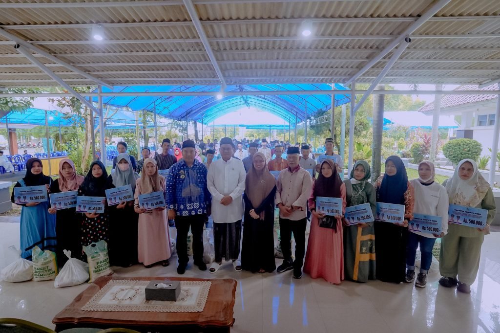 Bupati Barru serahkan Insentif dan Paket Sembako kepada Petugas Kebersihan