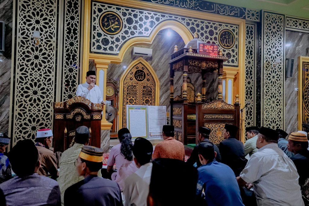 Safari Jumat di Galung, Suardi Saleh Perintahkan Dinas Terkait Perbaiki Jalan Rusak