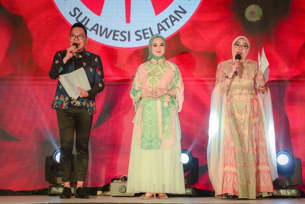 Gelaran Fashion Show, Plt TP PKK Barru Tampilkan Rancangan Almarhumah 'Bu Dokter