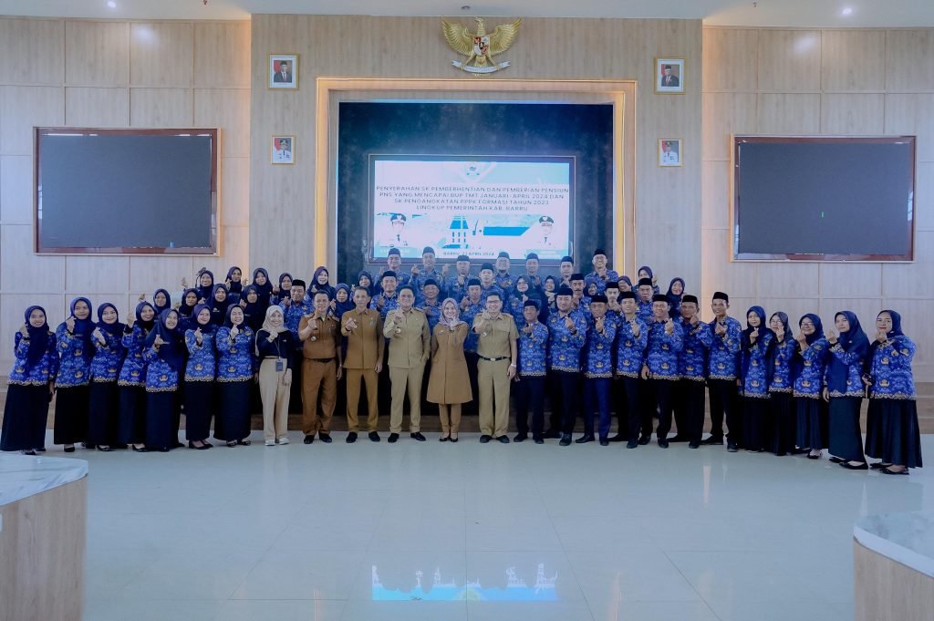 Suardi Saleh serahkan SK PPPK dan SK Pensiun