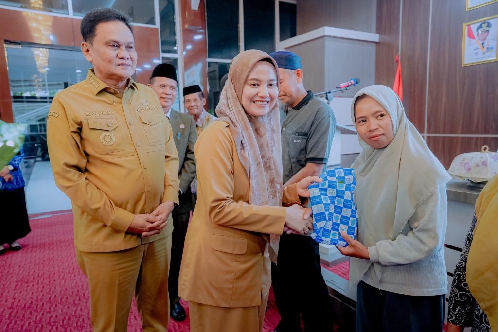 Suardi Saleh didampingi drg. Hj. Ulfah serahkan Bibit Hortikultura kepada 187 Kelompok Wanita Tani