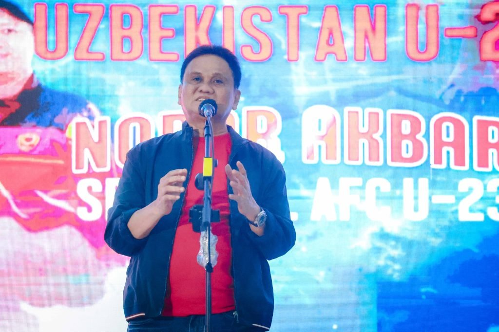 Bupati Barru Ir. H. Suardi Saleh, M.Si, dan Plt. Ketua TP PKK kabupaten Barru drg. Hj. Ulfah Nurul Huda Suardi, MARS, berbaur bersama ratusan pecinta sepakbola dalam gelaran nonton bareng (Nobar) laga semifinal piala Asia U23.