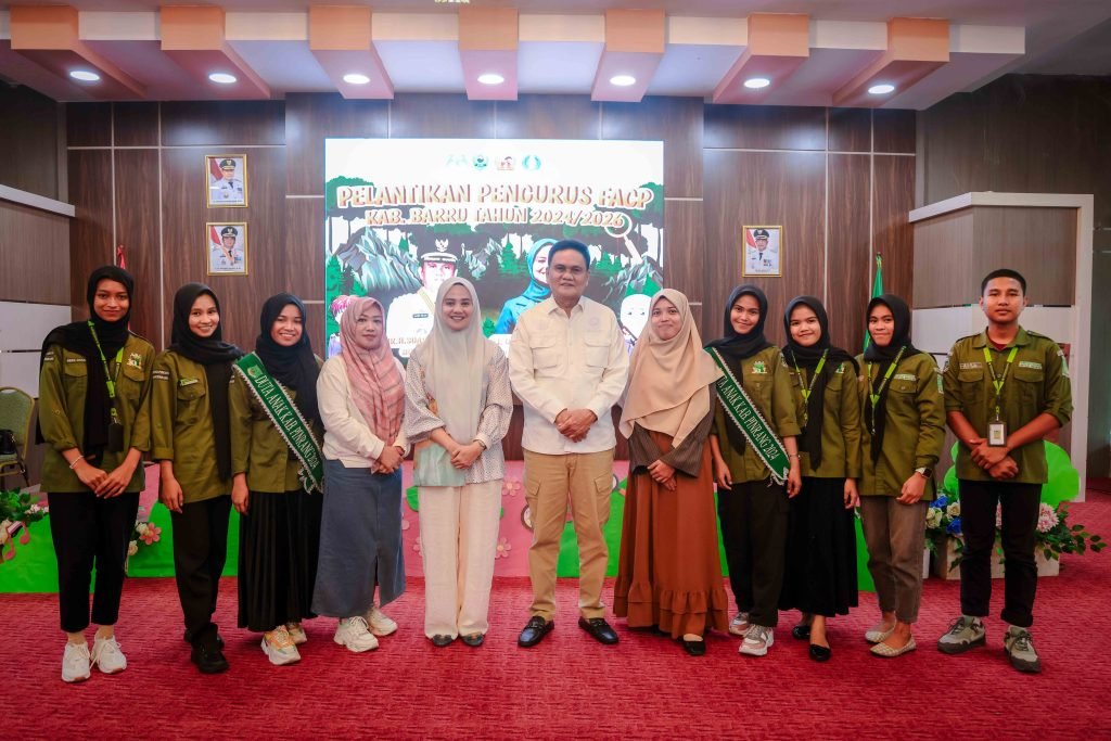 Suardi Saleh didampingi drg. Ulfah hadiri Pelantikan Pengurus Forum Anak Colliq Pujie Periode 2024-2026