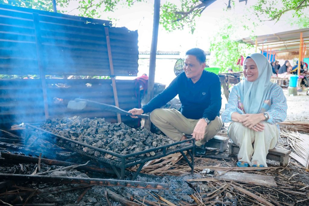 Hari Libur, Bupati dan Dokter Ulfah Makan Tiram Bakar di Lajari