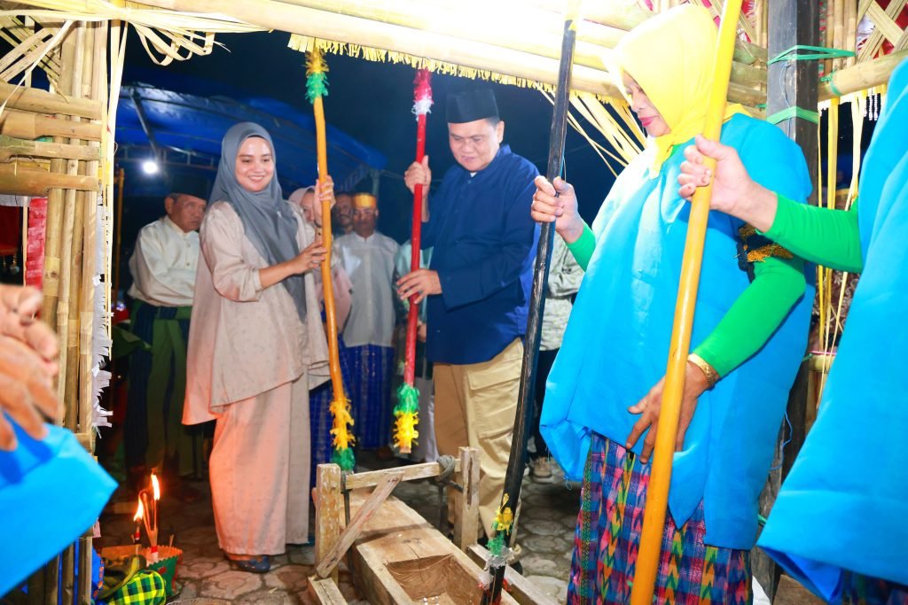 Suardi Saleh bersama Dokter Ulfah Hadiri Pesta Rakyat 'Mappadendang' di Desa Binuang