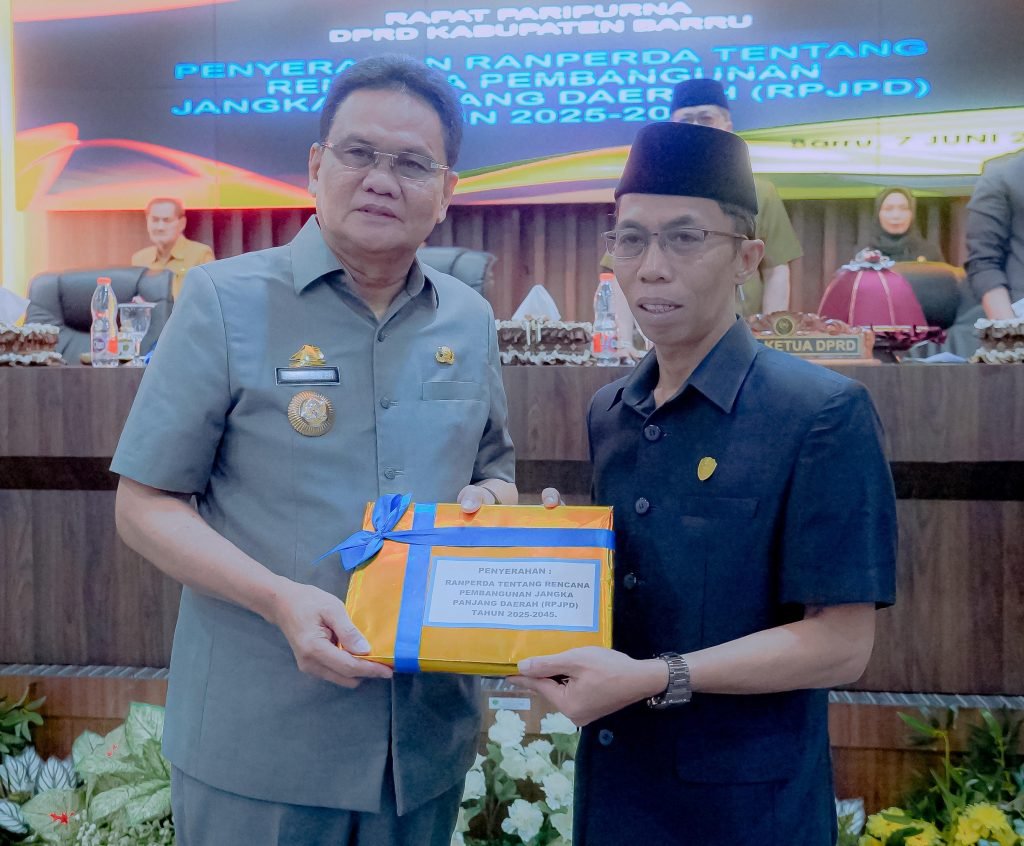 Suardi Saleh serahkan Ranperda RPJPD 2025-2045 Ke DPRD Barru