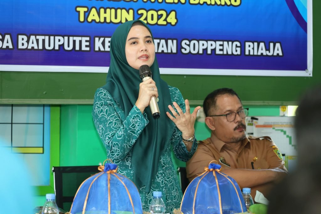 Dokter Ulfah bersama Tim Penilai Lomba Desa / Kelurahan melaksanakan penilaian di Kec. Soppeng Riaja.