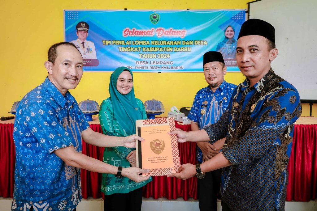 Dokter Ulfah selaku Pembina bersama Tim Lomba Penilaian Desa / Kelurahan melaksanakan kegiatan penilaian di Kec.Tanete Riaja.