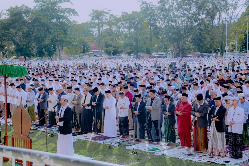 Suardi Saleh bersama Ribuan Masyarakat Shalat Idul Adha di Lapangan Sumpang Binangae