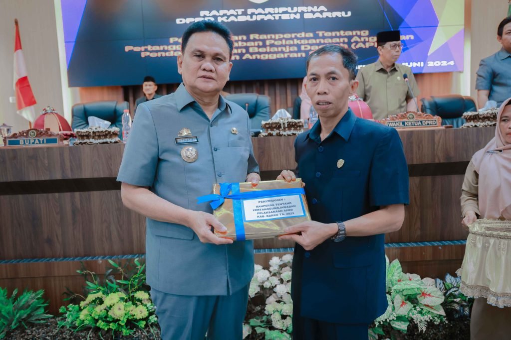 Bupati Barru Serahkan Ranperda Pertanggung Jawaban APBD 2023