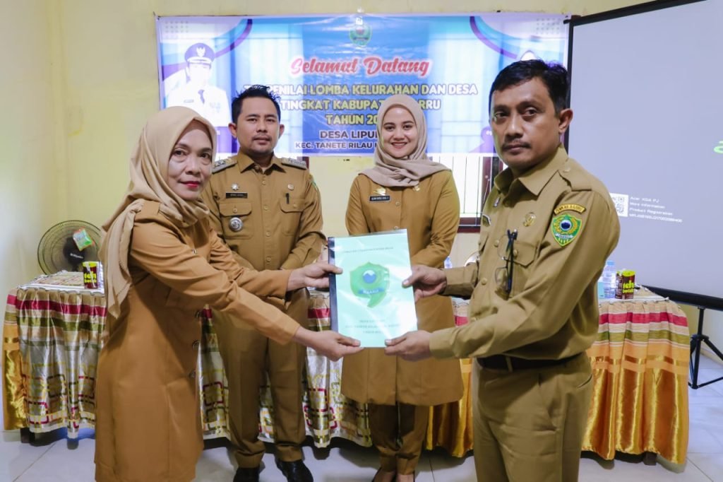 Dokter Ulfah bersama Tim Penilai Lomba Desa / Kelurahan Kunjungi Kecamatan Tanete Rilau.