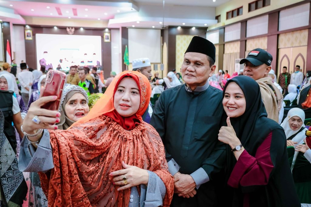 Bupati Barru Terima Jamaah Haji Kloter 3 Makassar