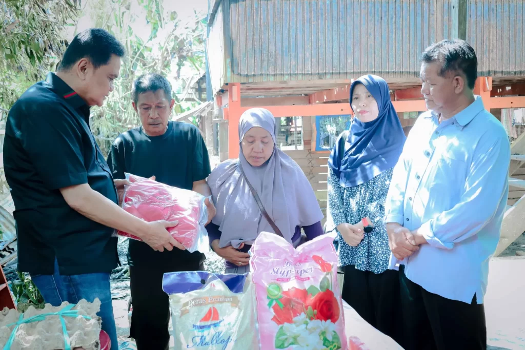 Responsif Bupati Barru Kunjungi dan Beri Bantuan Korban Kebakaran di Siawung