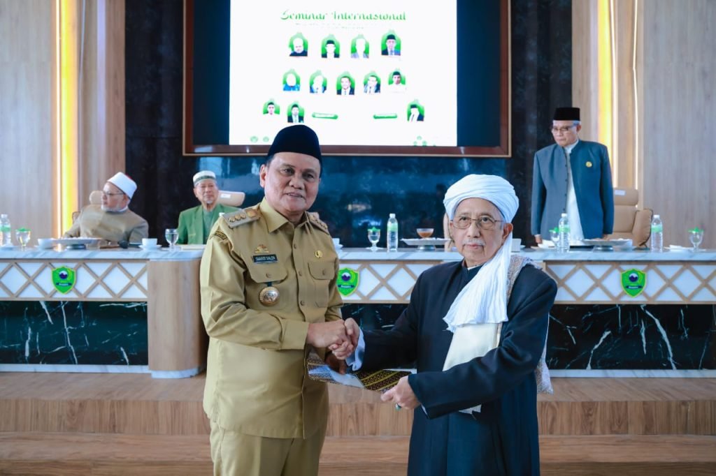 Buka Seminar Internasional, Bupati Barru diberi Gelar Dr.HC