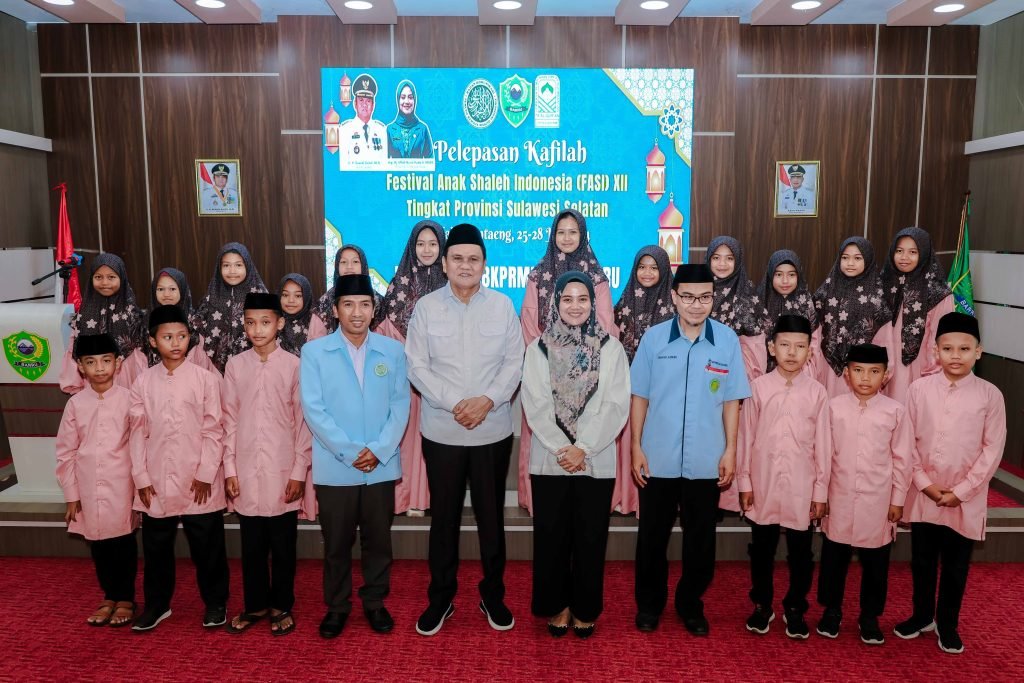 Bupati Barru Didampingi Bunda PAUD Kab.Barru Lepas Kontingen FASI Kabupaten Barru