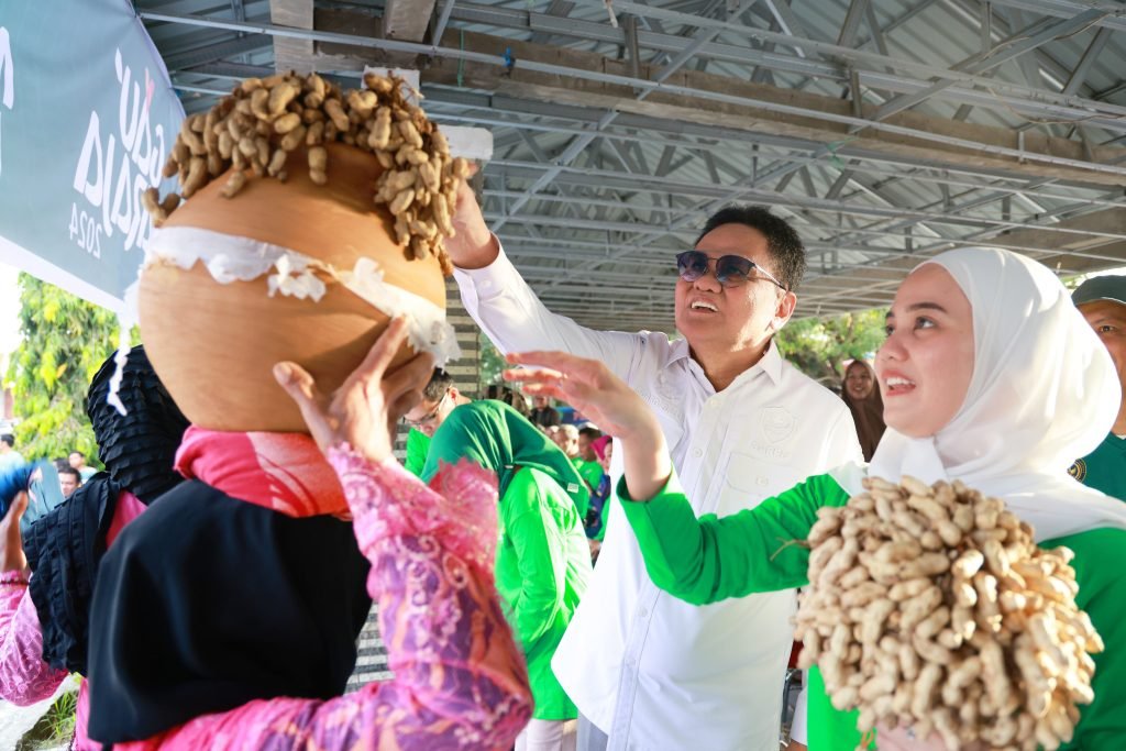 Bupati Barru Bersama Plt.Ketua TP PKK Kab.Barru Sambut Antusias Peserta Karnaval Budaya