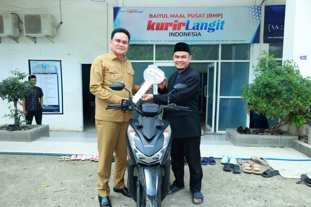 Bupati BarruWakafkan satu unit Motor ke Pondok Pesantren Modern Kurir Langit