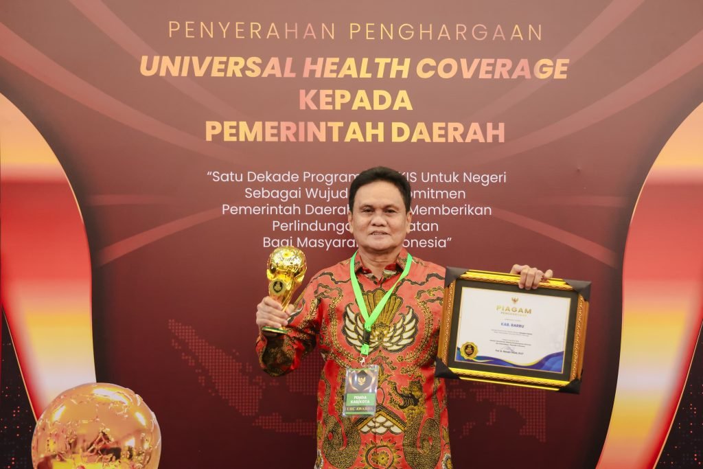 Ketiga Kalinya, Bupati Barru Terima Penghargaan UHC Awards 2024
