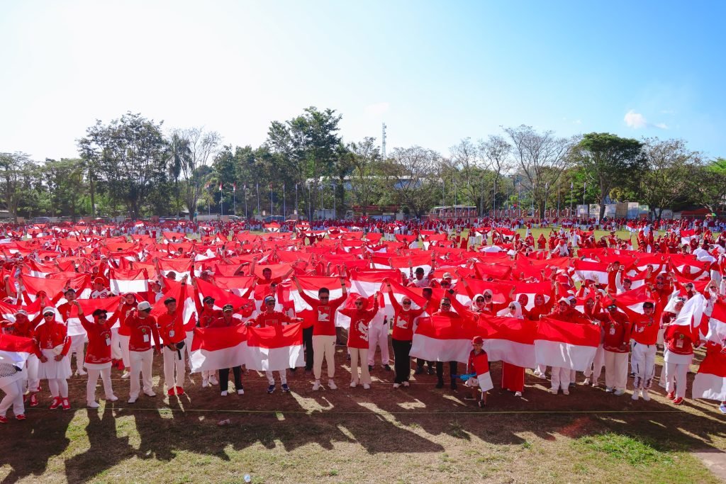 Suardi Saleh-Dokter Ulfah Ikut Senam Massal Merah Putih bersama Ribuan Warga Barru