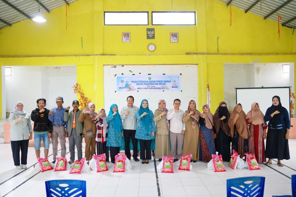 Dokter Ulfah Hadiri Pendistribusian Bahan Pokok Murah di Pujananting