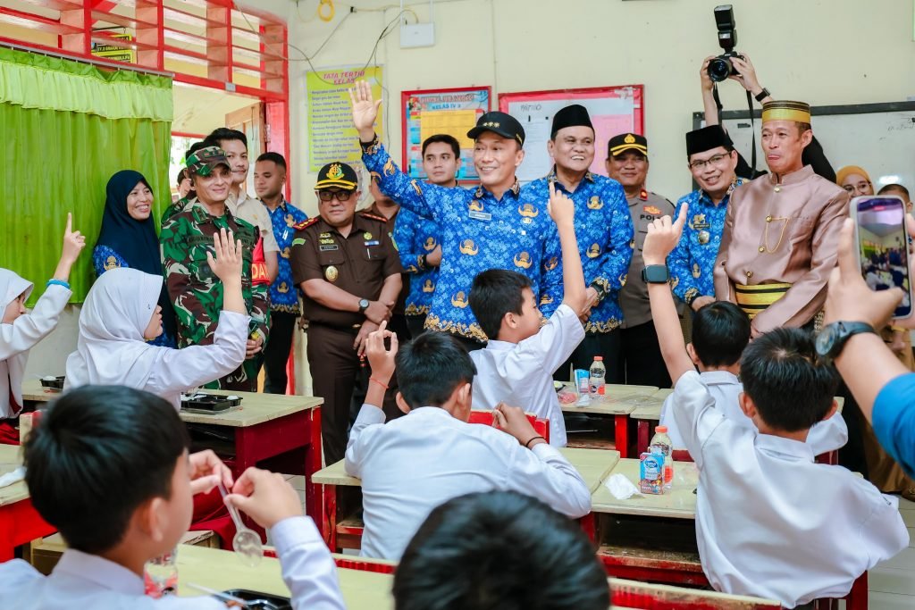 Pastikan Kesiapan Program Makan Bergizi, Pj Gubernus Sulsel Dan Bupati Barru Tinjau SDN 1 Barru