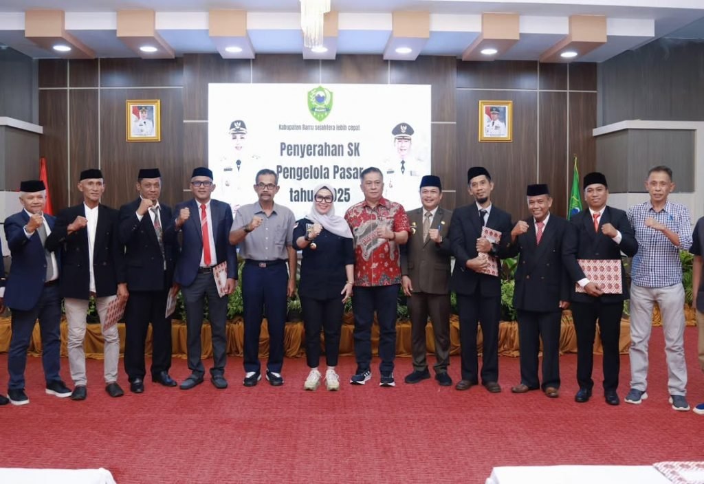 Penyerhan SK Pengelola Pasar Tahun 2025