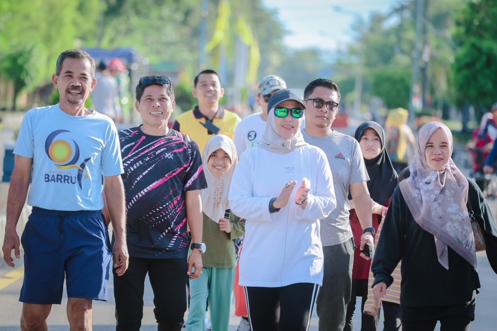 Bupati Barru & Wakil Ramaikan CFD, Ajak Masyarakat Hidup Sehat & Semangat!